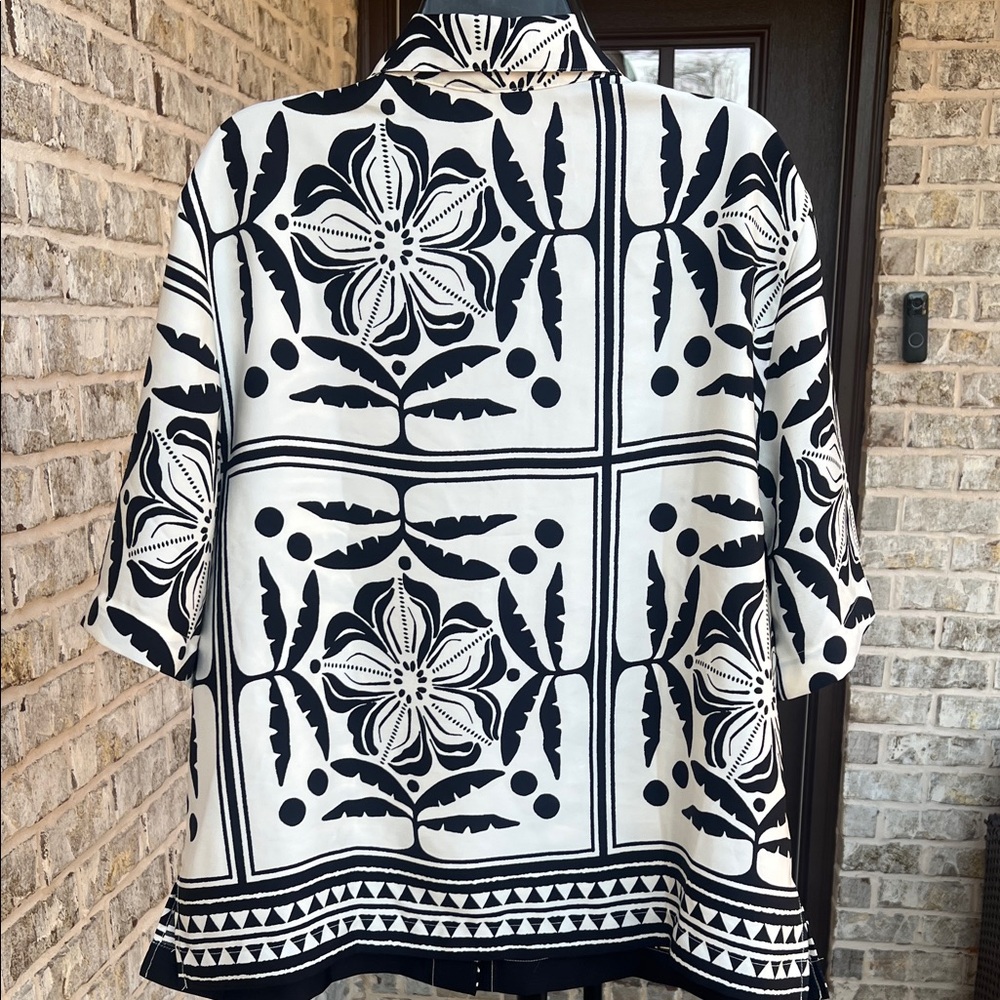 Women’s Black and White Patterned Button-Up Shirt/ Blouse - Picture 6 of 6